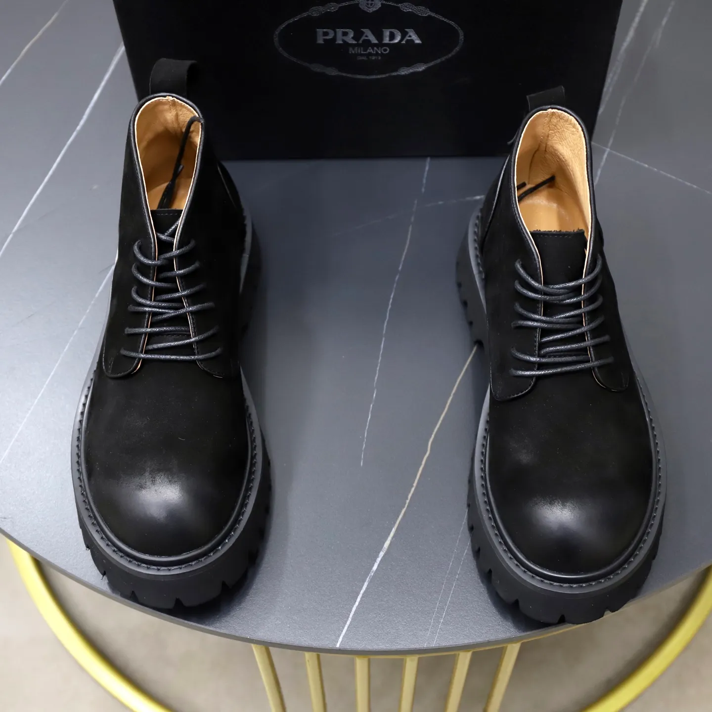 Men's shoes: 580💰🙅‍♂️🙅‍♂️🙅‍♂️ Brand: PRADA Standard code: 38-44 (45 customized) Grade: Same as the official website Material: Original high-grade high-mercerized light Comfortable and breathable pigskin lining Non-slip soft wear-resistant outsole Style category: Men's fashionable casual boots Distinguished luxury brand elements Top luxury Color: actual picture color